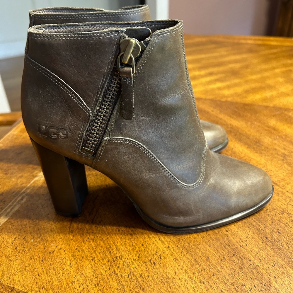 Ugg Dolores brown leather ankle boots 3 1/2 in heel at the highest point Size 8